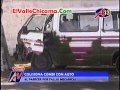 Choca Combi con un Auto en la entrada de Casa Grande