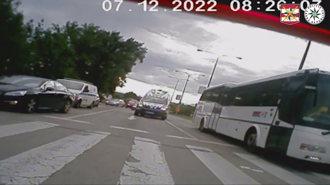 POLICISTÉ NA MOTORKÁCH DOPROVODILI SLOVENSKOU SANITKU