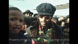 Fans Greet Duane Thomas At The Airport - December 1973