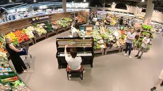 Piano Concert in a Supermarket! Dance Monkey @edeka
