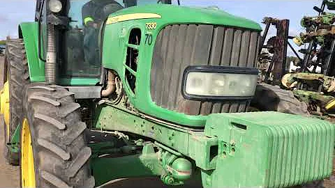 Kolik váží traktor John Deere 7330?