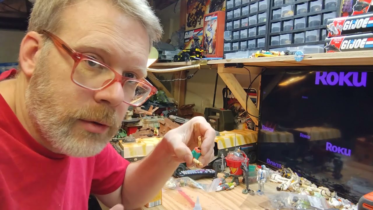 Трещины в локтях у солдата Джо. ИСПРАВЬТЕ ЭТО СЕЙЧАС!