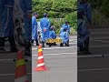 白バイ隊員だけで集合写真を撮る、タイミング良くワンピースラッピング仕様の江ノ電が通過🚊、【セーフティ★ライドフェス2026 七里ヶ浜海岸駐車場(神奈川県鎌倉市)】👮♀️🚨👮