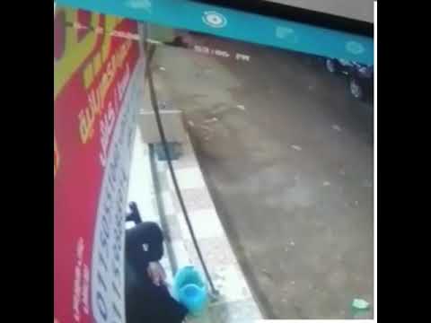 شاهد بالفيديو .. فتاة تلقى بنفسها من التوكتوك فى العياط حفاظاً على شرفها .. إعرف التفاصيل