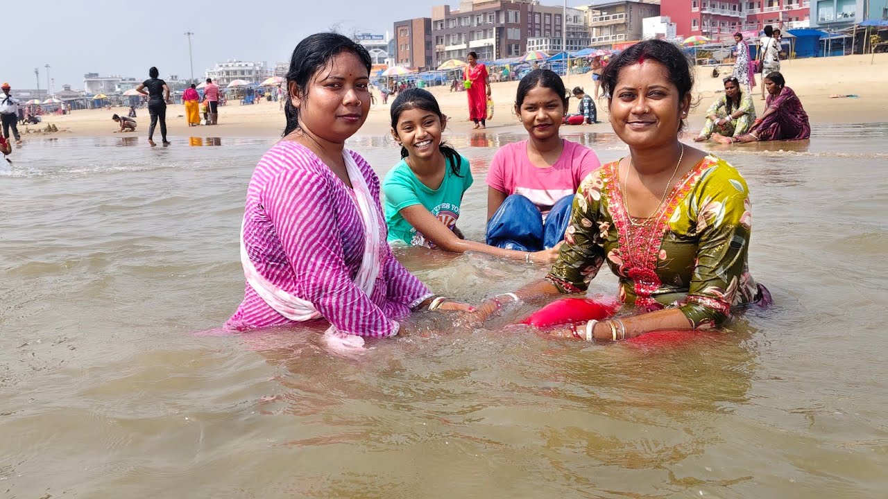 সবাই মিলে পুরীর সমুদ্রে স্নান করলাম। 