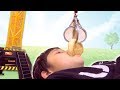 大きなクレーンのオモチャでパン食い競走!?【かとちゃん】