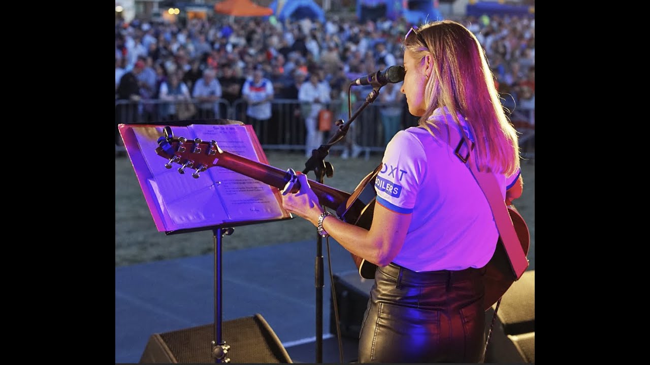 Robyn Keen singing live in Kilkeel