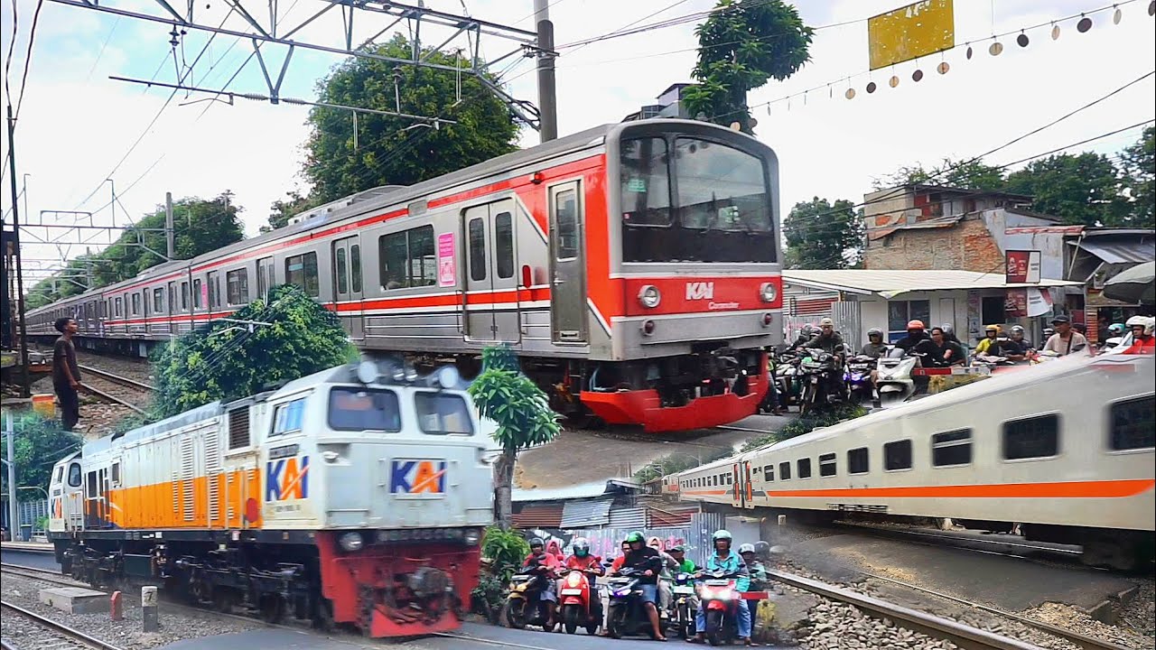 🔴Kereta api bolak balik..!!! perlintasan super rame relawan suka rela lakukan ini saat jalur padat