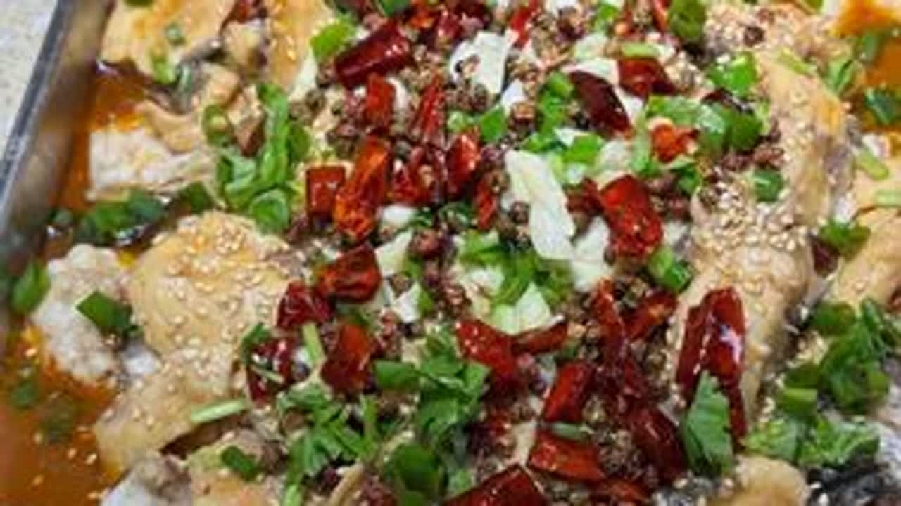 国庆假期第二天，一大早被大鹅吵醒，实在睡不着了，就去了菜市场，买了条草鱼，中午吃水煮鱼片。#记录真实生活 #爱生活爱美食 #我的厨房日记