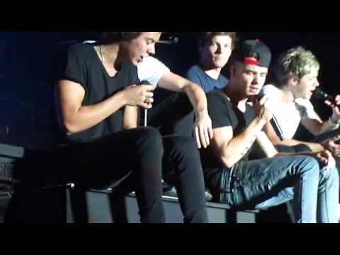 One Direction - Harry singing "Moments" to the scary Spider - LMAO!! - July 5, 2013 - Hershey PA