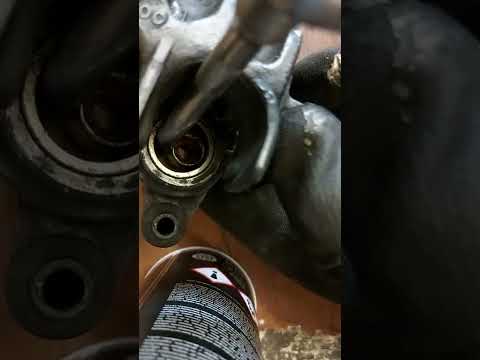 Video: Paano mo i-compress ang rear brake caliper piston?