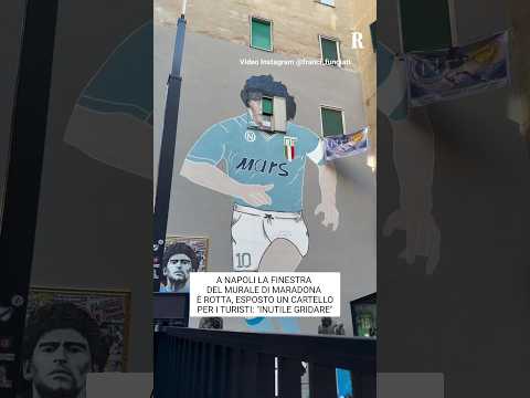 Video Il murale di Maradona ha una finestra rotta. Cartello per i turisti: Inutile gridare