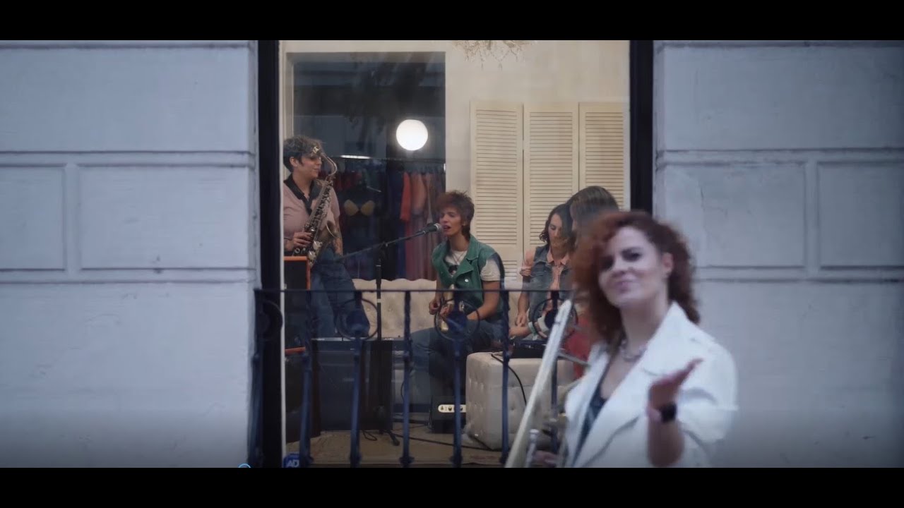 The Grooves - Heroica (Street live)