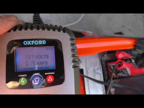 Video: Come cambiare l'olio su una Yamaha Virago XV250: 6 passaggi