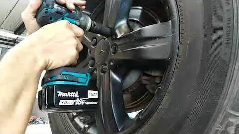 Fastening Bolt Tire by DTW300 Makita Impact Wrench