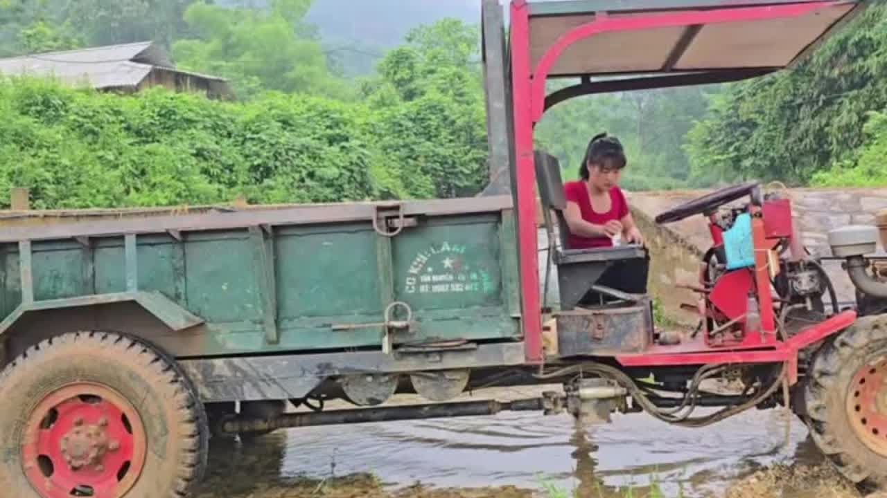 独自在乡村道路运输农机。