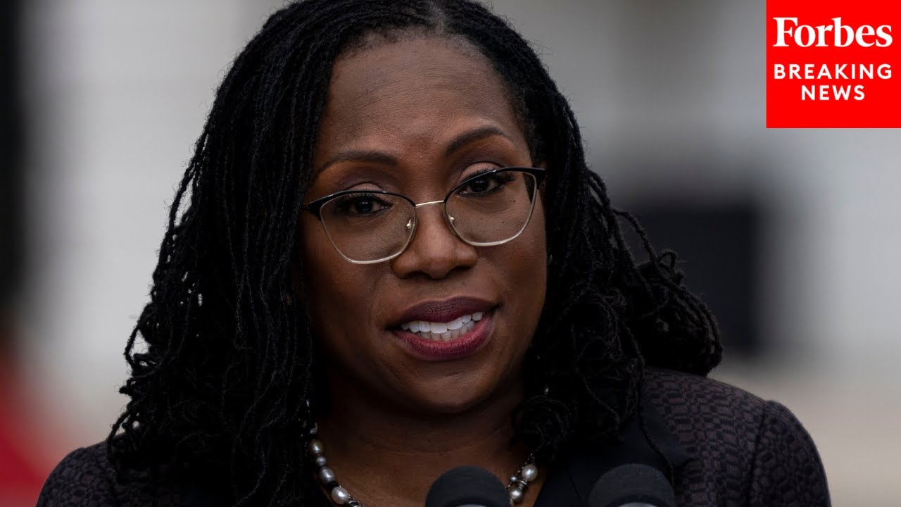 Кетанджи Браун Джексон давит на адвоката, утверждая, что предыдущие дела о расовых джерримендерин...