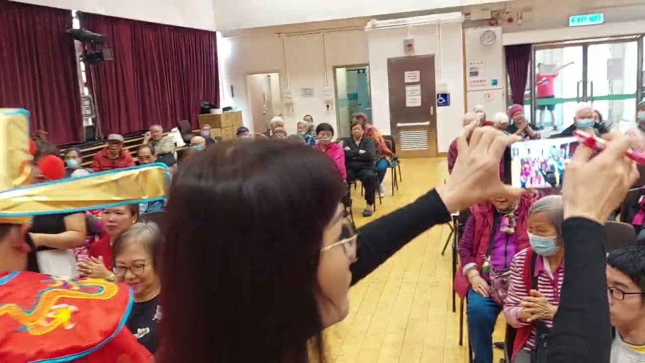 醉陶樂音221賀歲音樂會(葵青區伍志華區議員)贊助抽獎禮物，派助手軒仔扮財神爺，派賀年禮品，埸面熱鬧喜慶!