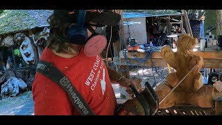 chainsaw carving a climbing bear - AWESOME CHAINSAW CARVING