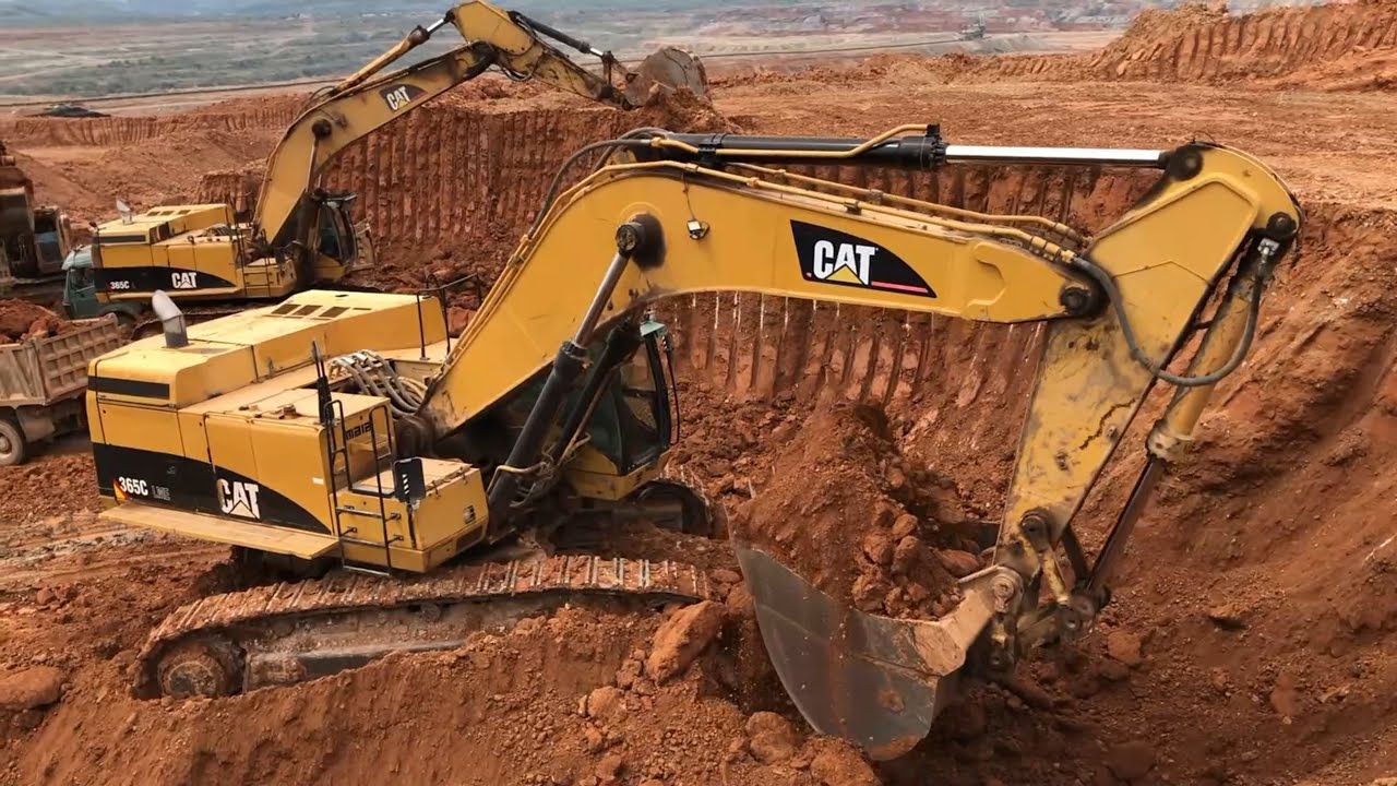 Caterpillar excavator crushes entire retail building