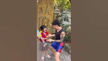 Chồng khờ tranh giành kẹo marshmallow của con và cái kết