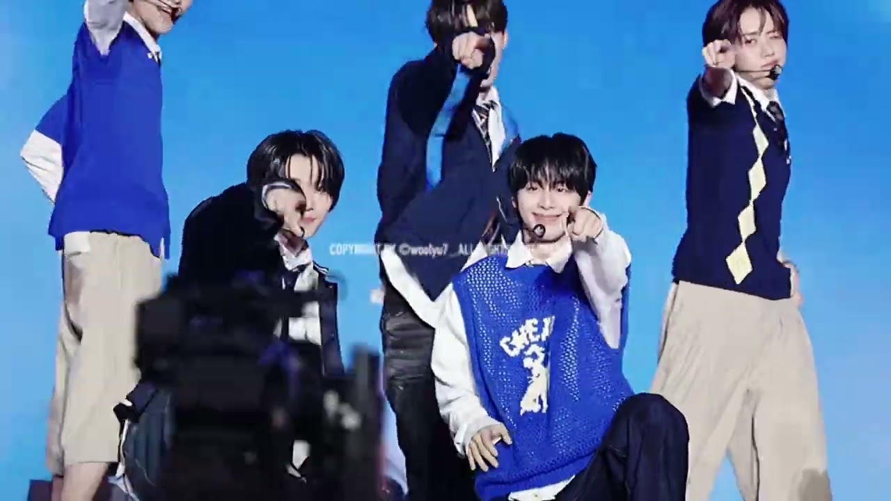 [250917 WOW! CN FESTA 4K] 서정우 직캠 SEOJUNGWOO The universe 파랑 학교,초록 잔디, 빨간 운동화