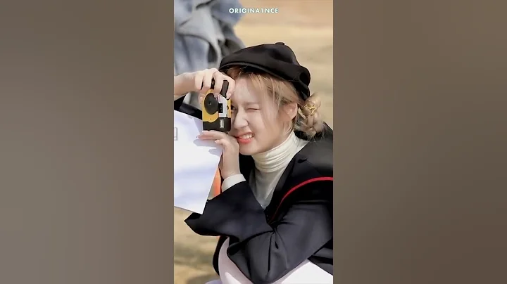 sana's face when holding the camera😂❤️