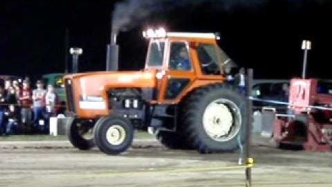7020 Allis Chalmers pulling in truck pull