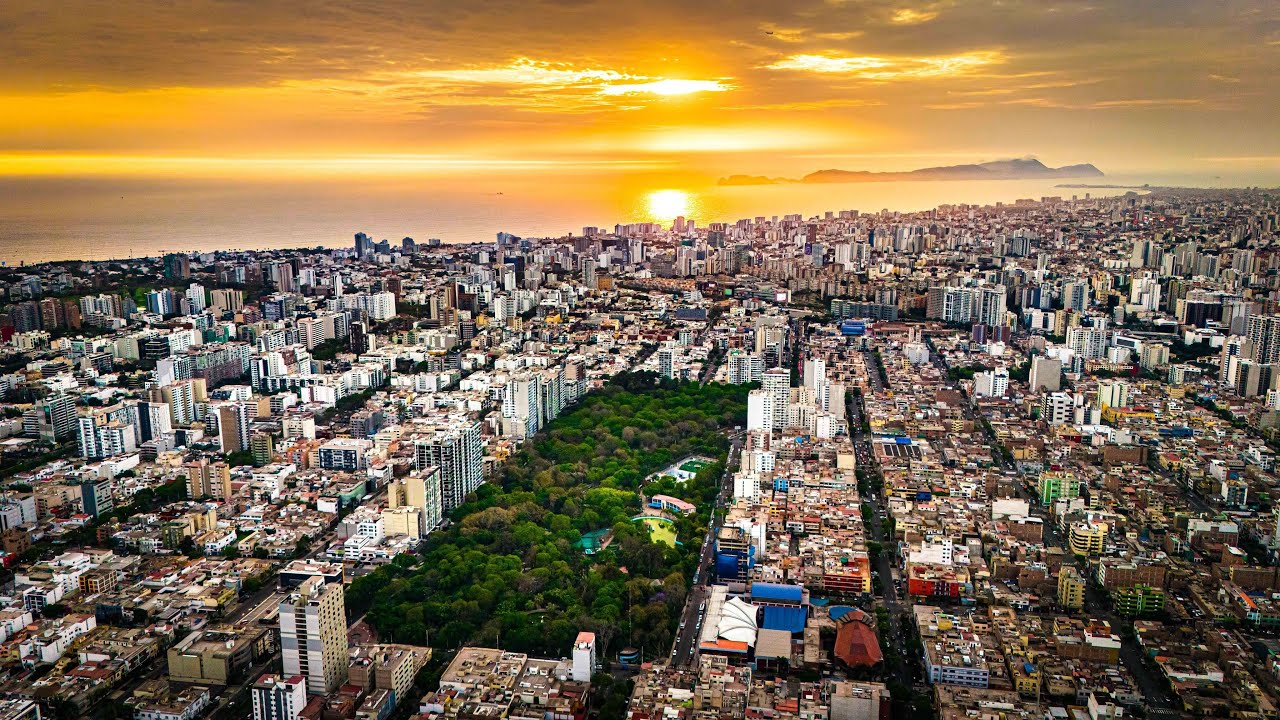 Parque Ramón Castilla, Lince | Recorrido con drone - YouTube