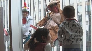 サルとトリが仲良く窓ふき 干支の引き継ぎ式