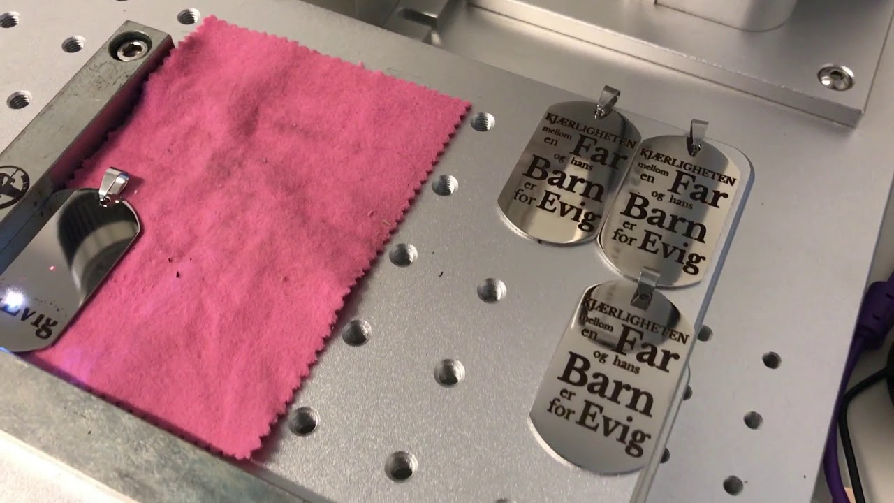 Lasergravering av dogtag hos Zendesign