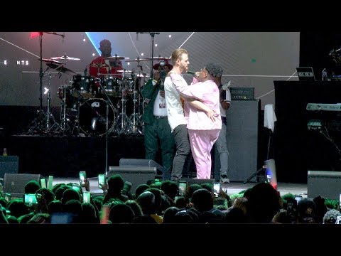 FANS KISS TENI THE ENTERTAINER ON STAGE