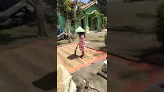 Rajin Bangt Kadek Bantui Mbahe ,,Gorek2Padi