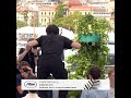 Scène improbable au photocall de Cannes : les acteurs de "Dossier 137" montent sur les tables !