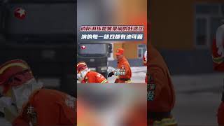消防训练是#黄景瑜 的舒适区 来到消防大队，#黄景瑜 凭借着演绎过消防员的经验，迅速掌握训练诀窍，不愧是在影视圈服兵役的男人。#极限挑战第十季