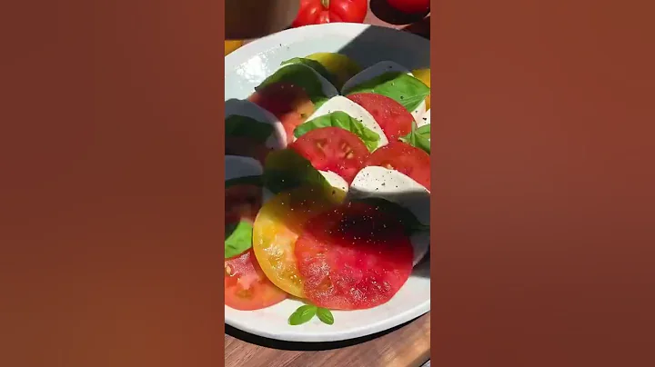 JUICY HEIRLOOM TOMATO CAPRESE SALAD via @lindseyeats