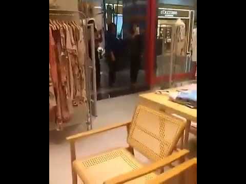 Damares ouve provocação em shopping e sai irritada: ‘É menino ou menina?’