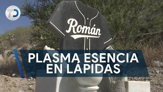 Mujer plasma esencias en lápidas; colocó un jersey