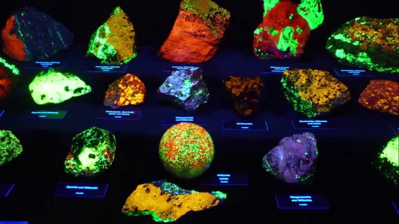 Называют обладают флюоресцируют. Фосфоресцентные минералы. Люминесценция урановых минералов. Люминесценция шеелита. Таблица минералов в ультрафиолете 365nm.