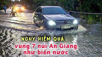 Quá nguy hiểm người dân di chuyển trên đường chìm trong biển nước tại vùng bảy núi An Giang