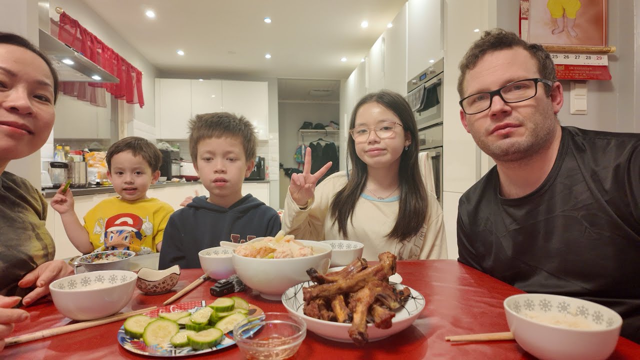 Bữa cơm hôm nay có đủ 5 thành viên nên ăn cơm cười nói vui vẻ nhộn nhịp hơn 