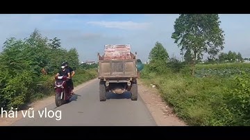 Xe nâng xúc kiện gạch lên xe công nông ba bánh vận chuyển đi công trường#congnongbabanh