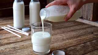 Почему скисает молоко?