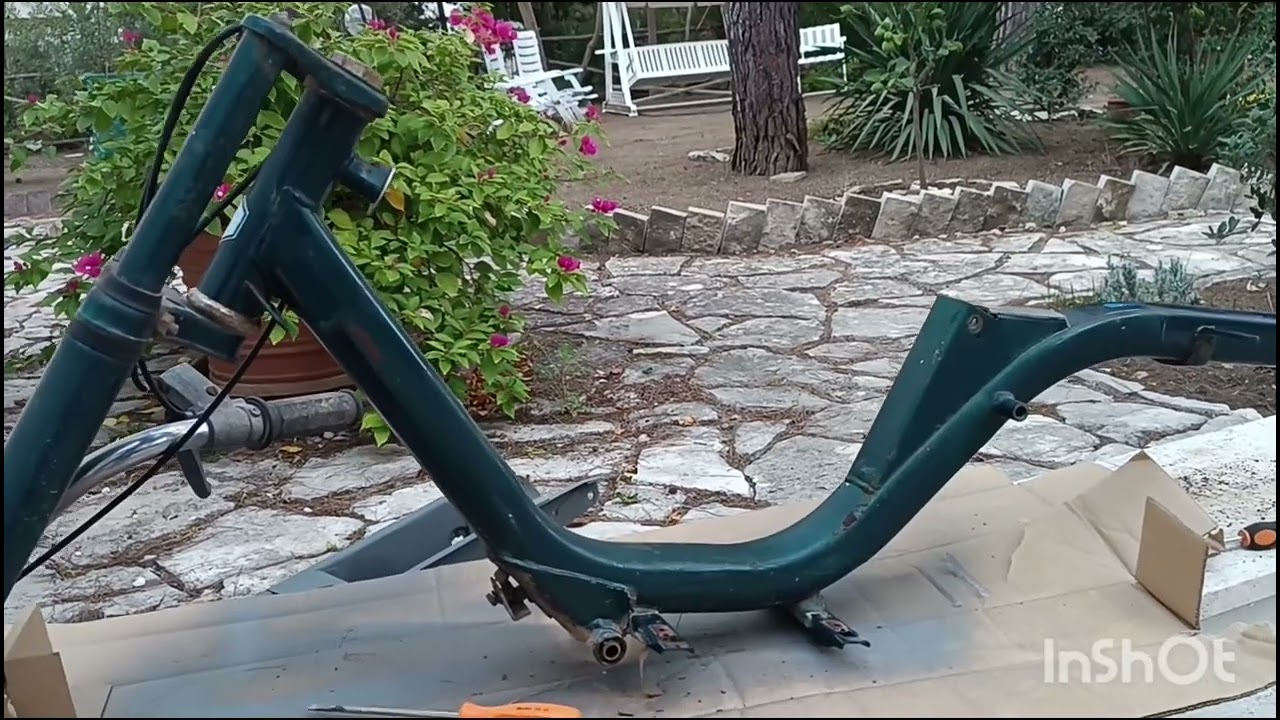 Piaggio Bravo abbandonato nel bosco. Ultimi lavori di carrozzeria. Ciao, si, boxer e gilera cba.