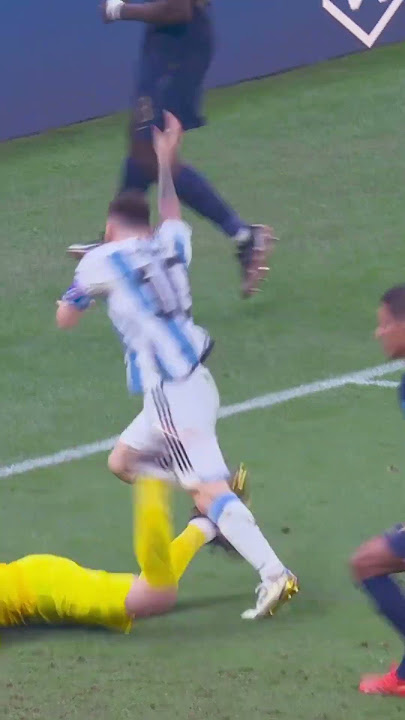 Anda tidak akan pernah bisa mengalihkan pandangan dari Lionel Messi... 👀