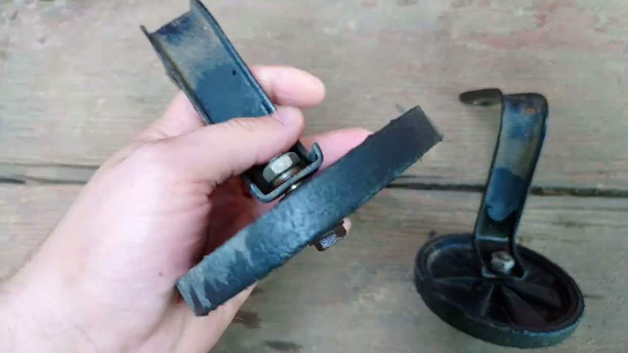 Side wheels from a child's bike or for a trolley