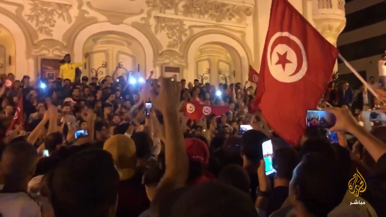 هتافات ضد السيسي خلال احتفال أنصار قيس سعيد بفوزه في الانتخابات الرئاسية التونسية