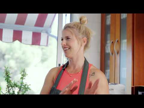 The Date with Débora, Riot Police Officer
