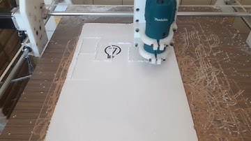 cnc router cortando pvc expandido de 10 mm com fresa helicoidal