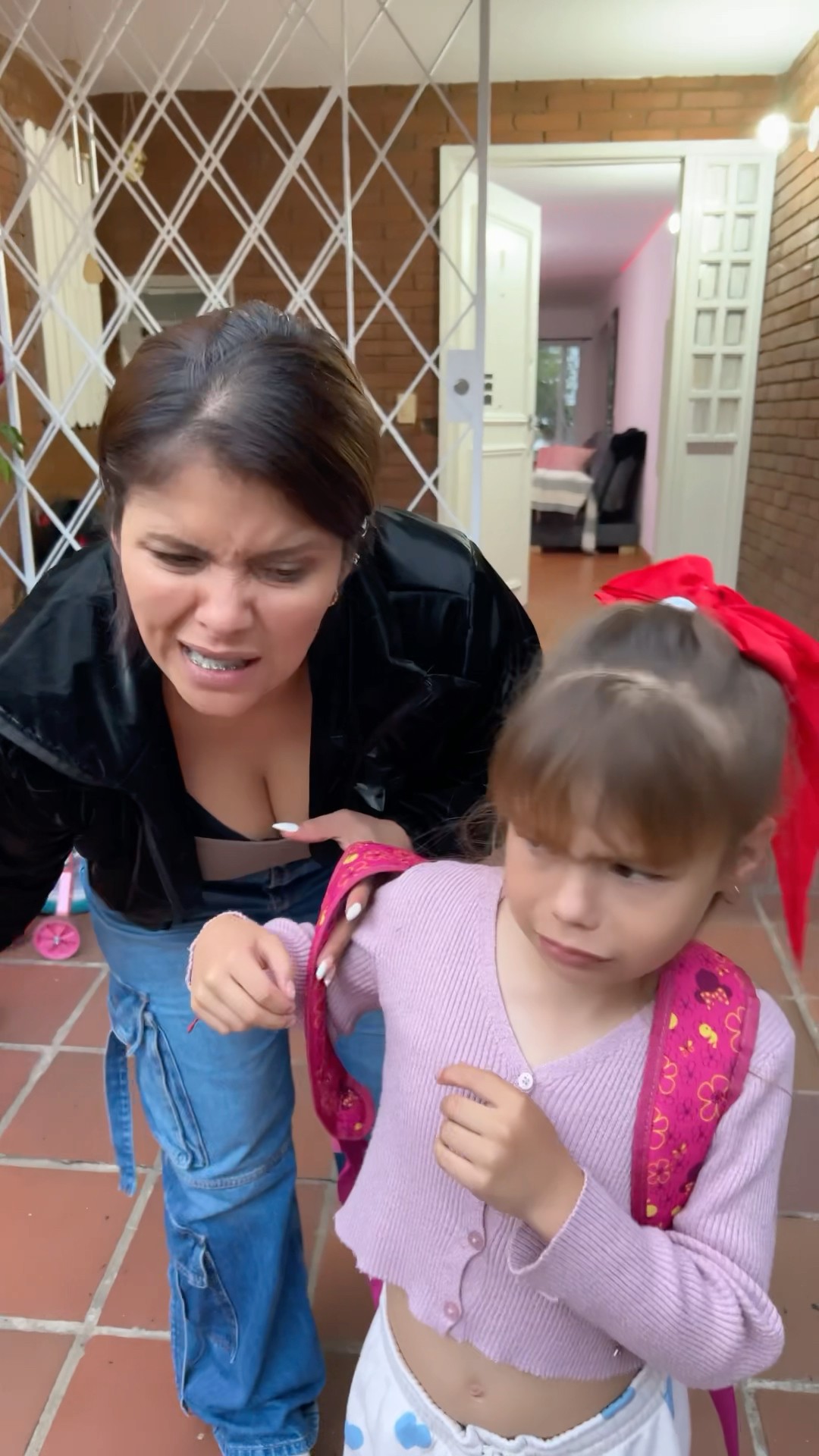 Mi abuelita si me quiere #humor #cosasdefamilia #humorfamiliar #shortviral #fypviralシ